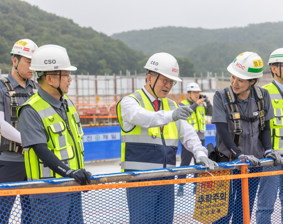 사진 왼쪽부터 조태제 CSO, 정경구 대표이사/사진=HDC현산 제공