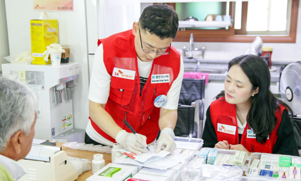SK에코플랜트 에피봉사단과 열린의사회가 의료 소외지역 어르신들을 위한 의료봉사를 진행하는 모습/사진=SK에코플랜트 제공