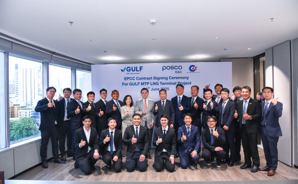 포스코이앤씨가 태국 Gulf Development 사에서 Gulf MTP LNG 터미널 사업 관련 계약을 체결하고 기념촬영을 하고 있다.