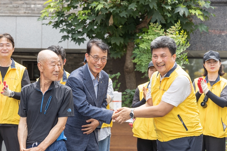 악수하는 사진 왼쪽 최홍연 송파구 부구청장, 오른쪽 강경민 HDC현대산업개발 도시정비부문 부문장/사진=HDC현산 제공