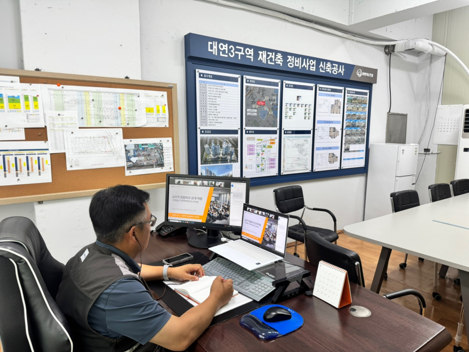 부산대연3구역 재건축 정비사업현장 양승철 현장소장이 안전보건 리더십 교육을 받고 있다./사진=한화 건설부문