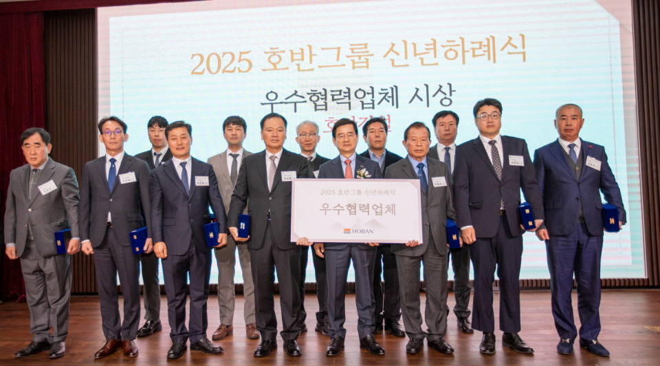앞줄 오른쪽에서 4번째 김선규 회장이 지난 1월 2일 서초구 호반파크에서 열린 신년하례식 및 우수협력업체 시상식에서 우수협력업체 관계자들과 함께 기념 쵤영을 하고 있다./사진=호반그룹