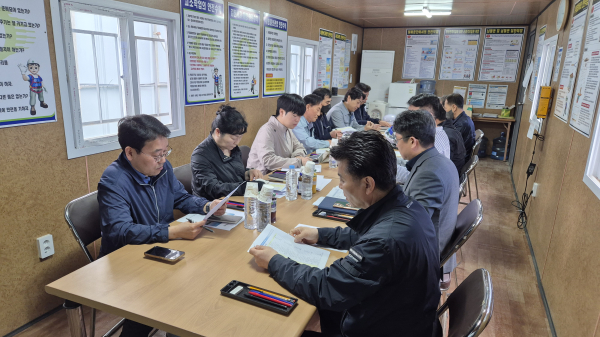 국가재난대응시설 건립 현장에서 수요기관 합동 점검회의를 실시하고 있다./사진=행복청